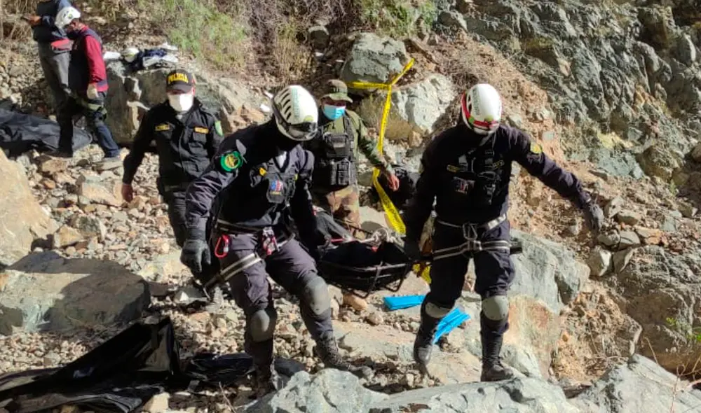 Batalla campal. Policía y Fiscalía rescataron la tarde de ayer siete cuerpos. El 2 de junio se encontraron los primeros siete muertos de una guerra iniciada entre mineros informales. Foto: cortesía