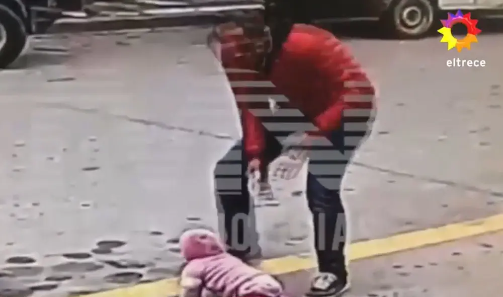 El hombre la levantó justo a tiempo, antes de que un carro la atropellara. Foto: captura/TN