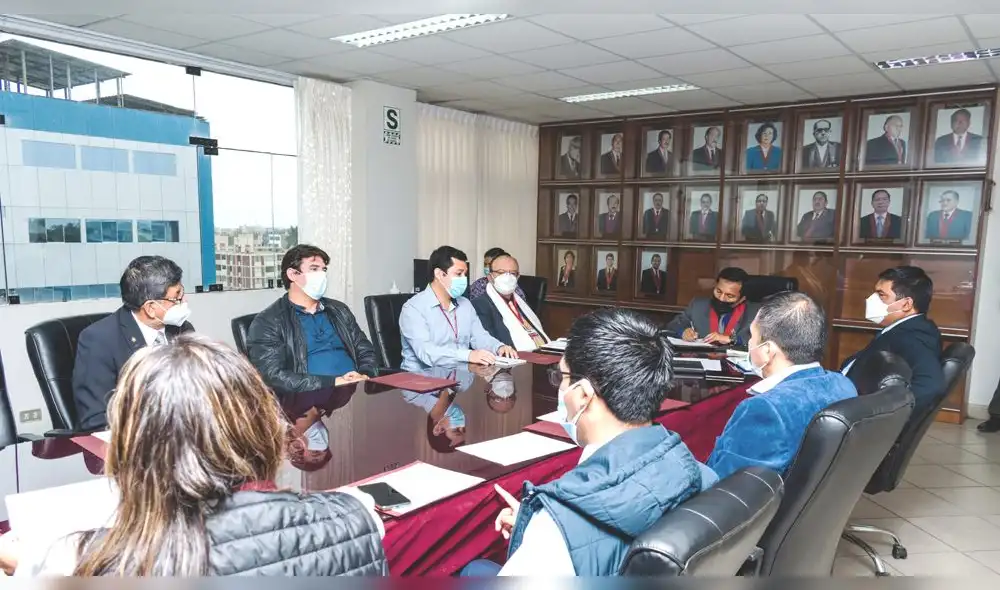 Mesa de trabajo entre la funcionarios de la DDC y el presidente de la Corte de Lambayeque. Foto: DDC Lambayeque.