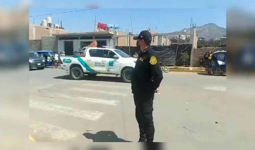 El cuerpo del joven quedó tendido en una vereda. Foto: captura de video radio Ke Buena