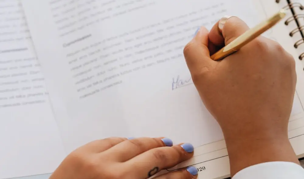 Hay datos más allá del sueldo y las fechas de inicio y fin que siempre debes revisar en un contrato de trabajo. Foto: Factorialhr