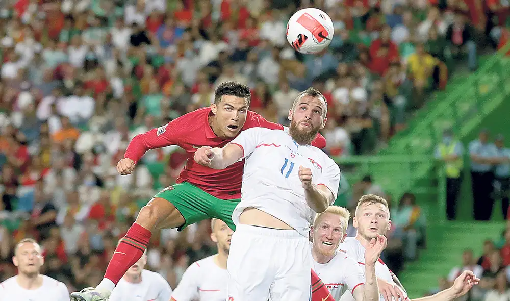 Luchado. Cristiano Ronaldo no anotó, pero fue fundamental en la victoria de su selección. Foto: difusión Luchado. Cristiano Ronaldo no anotó, pero fue fundamental en la victoria de su selección. Foto: difusión
