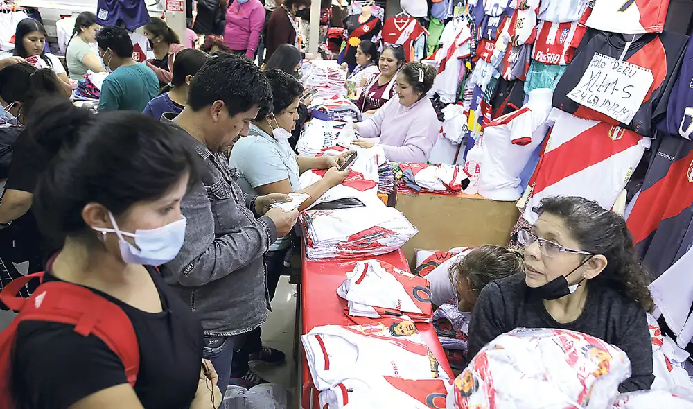 Se reactivan las ventas. Empresarios de Gamarra estiman vender más de 1 millón de prendas alusivas a la selección peruana, si se clasifica al Mundial. Foto: John Reyes/La República