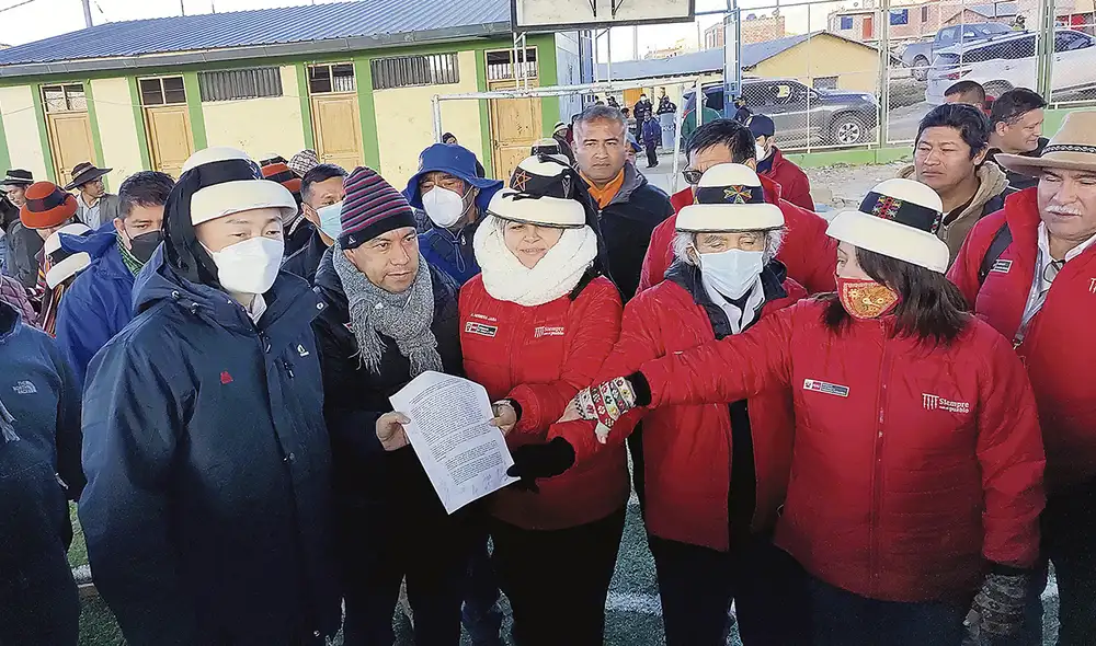 Voluntad. En la reunión, las partes llevaron planteamientos y firmaron un acta. El primer paso debe darlo hoy el Ejecutivo al levantar el estado de emergencia. Foto: Raúl Cabrera/La República
