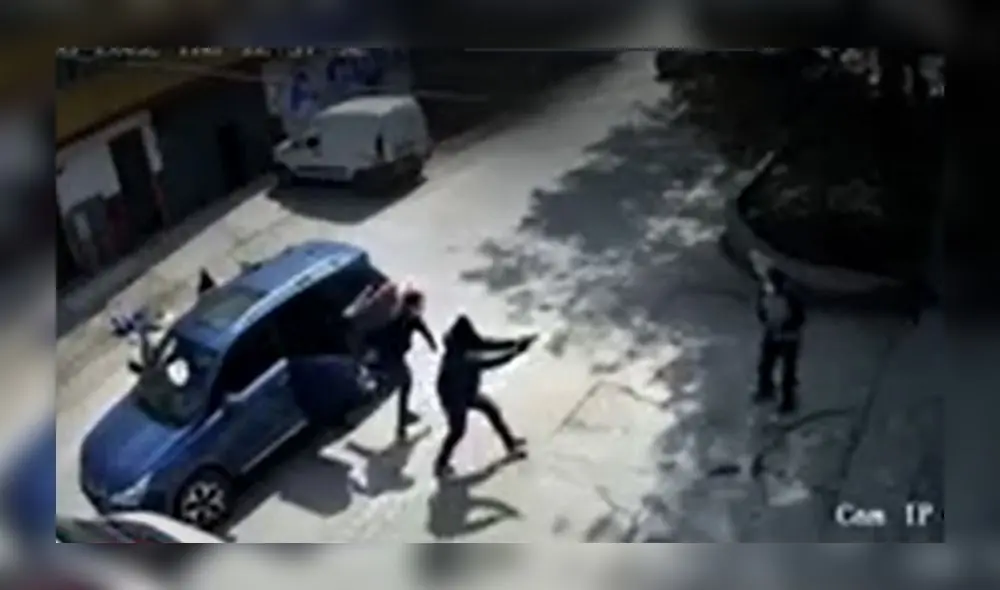 Los cuatro delincuentes bajaron de un auto azul con pasamontañas y armas de fuego. Foto: captura de América Noticias