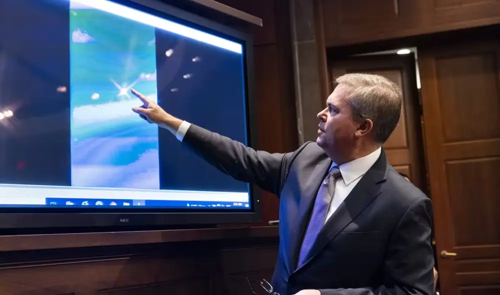 Un presunto vídeo de avistamiento ovni es presentado durante el Congreso de EE.UU. por el subdirector de la Inteligencia Naval, Scott Bray. Foto: Jim Lo Scalzo / EPA Un presunto vídeo de avistamiento ovni es presentado durante el Congreso de EE.UU. por el subdirector de la Inteligencia Naval, Scott Bray. Foto: Jim Lo Scalzo / EPA