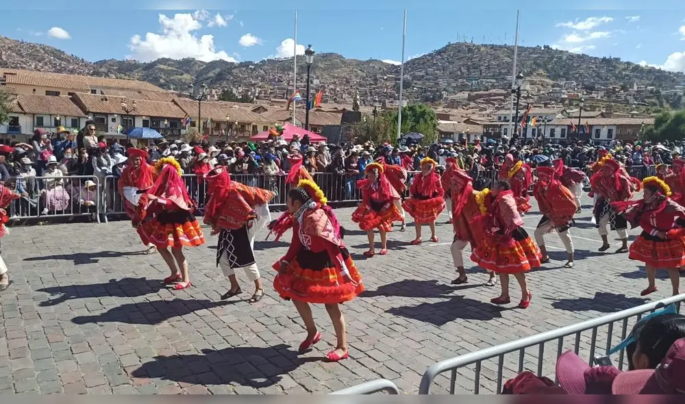 Estudiantes presentaron su saludo a Cusco. Foto: URPI/Alexander Flores Estudiantes presentaron su saludo a Cusco. Foto: URPI/Alexander Flores
