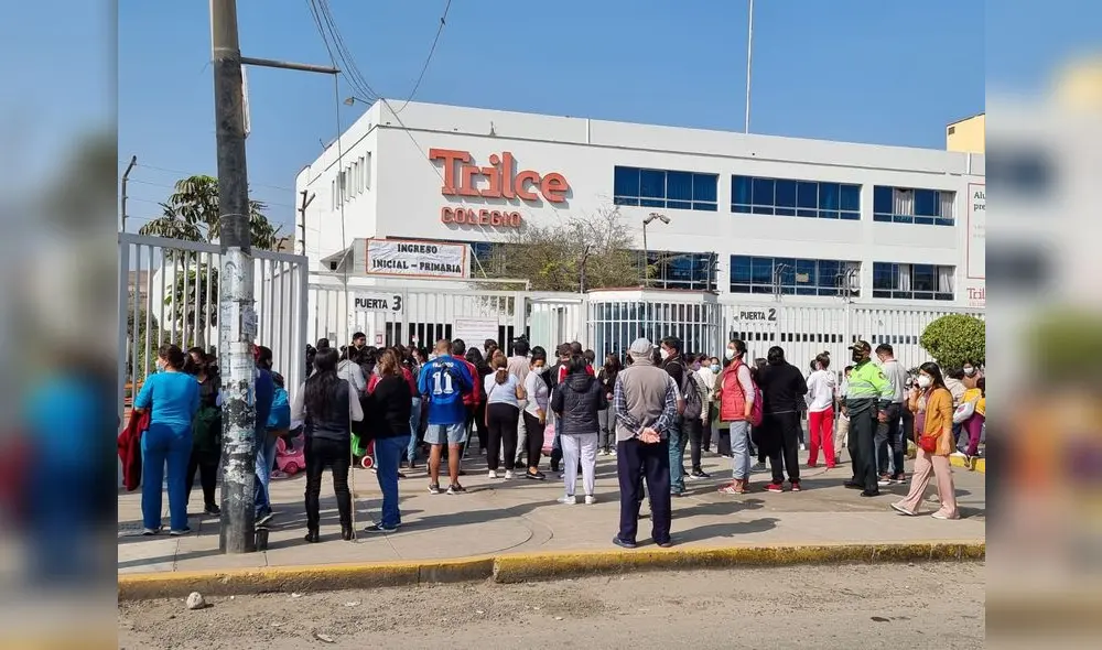 Cientos de padres y madres de familia llegaron al centro educativo buscando recoger a sus menores hijos. Foto: Giuliana Castillo/URPI-GLR