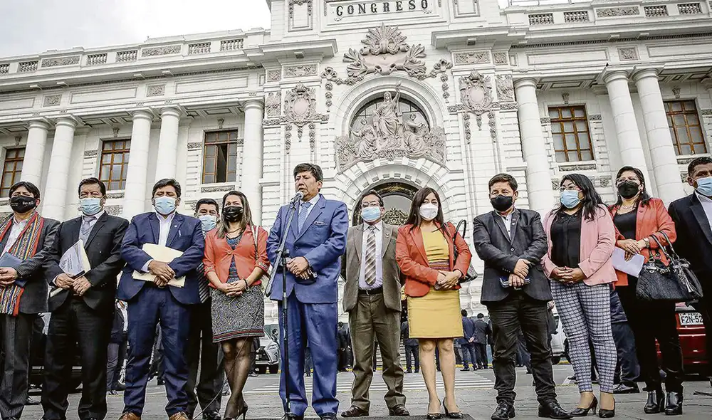 Hacia el Cerronismo. La bancada que llegó como unión de partidarios con invitados muy cercanos se ha ido quedando con los más alineados con Cerrón. Foto: Antonio Melgarejo/La República
