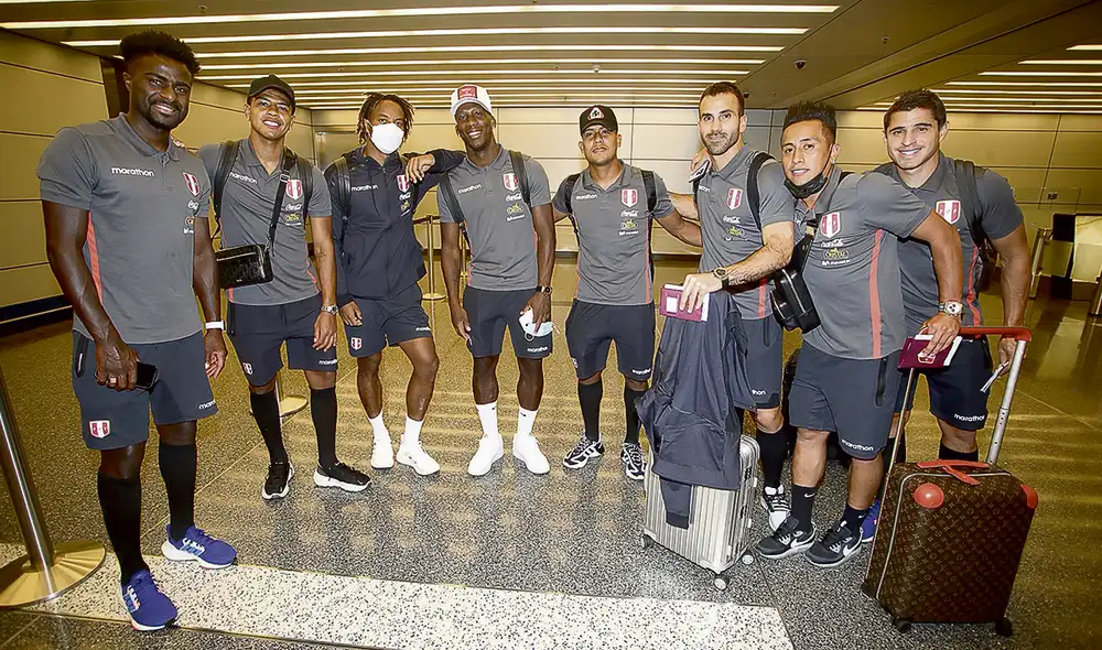 Ilusión. Parte de la selección en el aeropuerto de Doha, después de seis horas de viaje. Ilusión. Parte de la selección en el aeropuerto de Doha, después de seis horas de viaje.