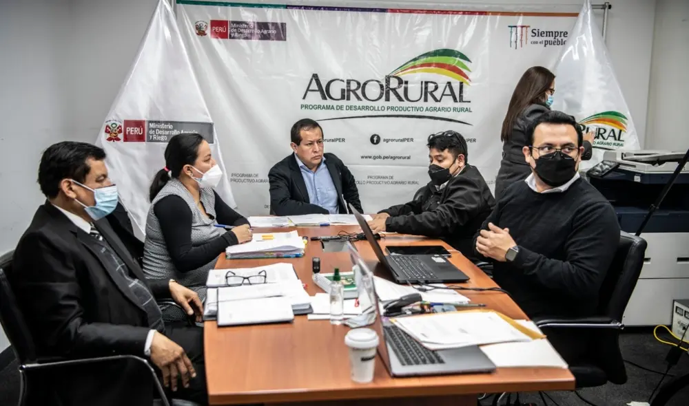 Esta mañana, el comité evaluador del proceso de adquisición de la urea inició la revisión de las propuestas. Foto: Midagri