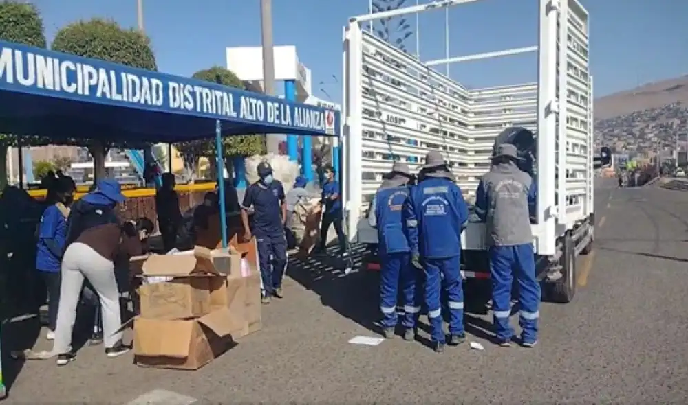 Vecinos intercambian su material de reciclaje por productos de primera necesidad. Vecinos intercambian su material de reciclaje por productos de primera necesidad.
