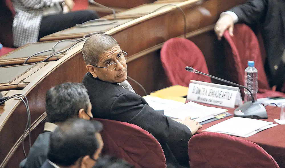 Alegación. El ministro Dimitri Senmache dio una versión a la Comisión de Fiscalización. Foto: Antonio Melgarejo/La República Alegación. El ministro Dimitri Senmache dio una versión a la Comisión de Fiscalización. Foto: Antonio Melgarejo/La República