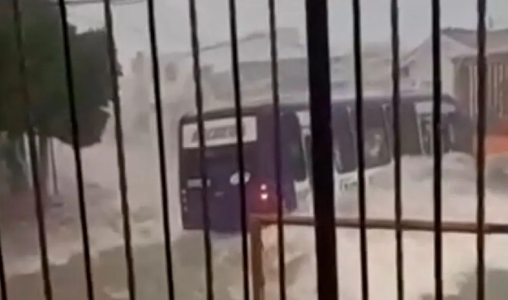 La fuerza del agua por poco vuelca el vehículo de servicio público con 15 pasajeros a bordo. Foto: captura-Noticias Caracol La fuerza del agua por poco vuelca el vehículo de servicio público con 15 pasajeros a bordo. Foto: captura-Noticias Caracol