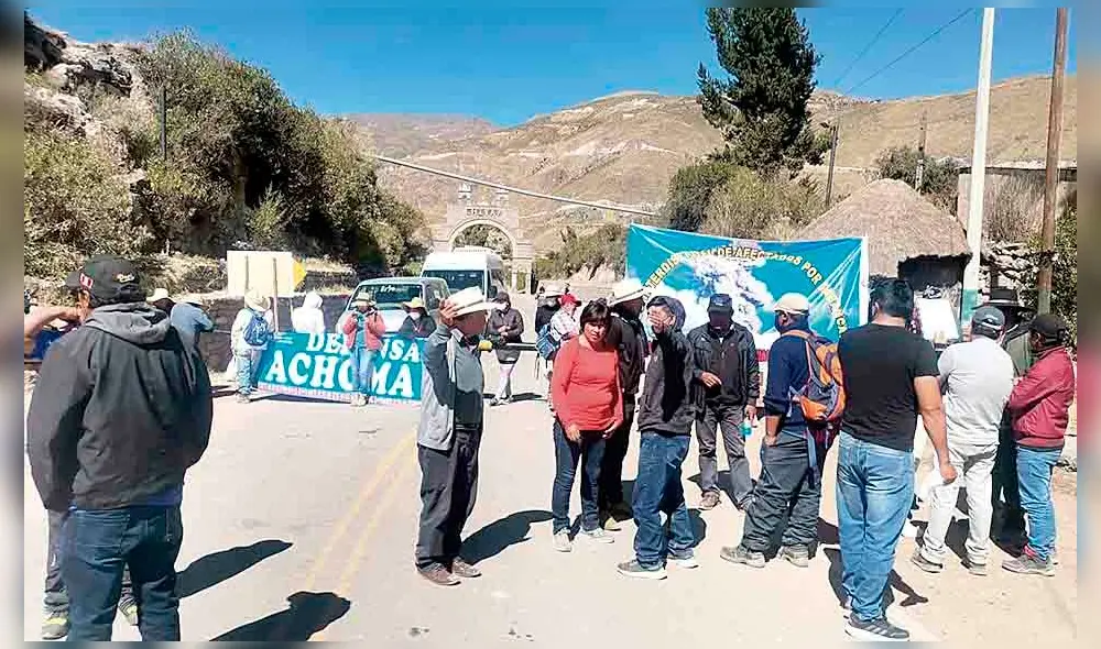 Bloqueo. Pobladores impidieron el paso de turistas al Colca. Bloqueo. Pobladores impidieron el paso de turistas al Colca.