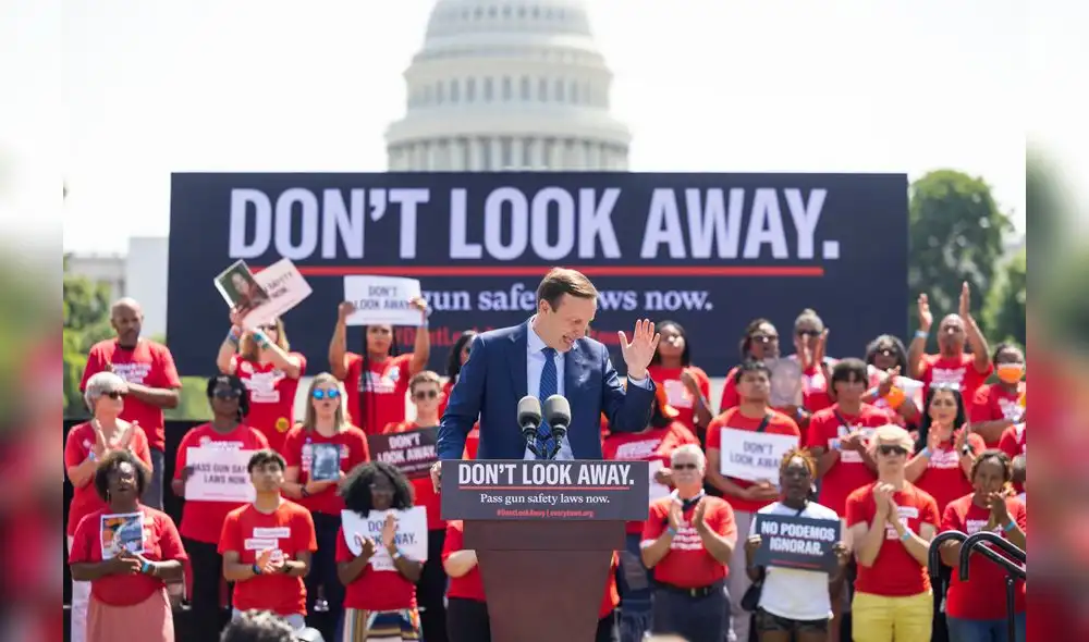 El Senador Democrático de Connecticut Chris Murphy habla en una manifestación, fuera del Capitolio de EE. UU., exigiendo legislación sobre seguridad de armas en Washington DC. Foto: EFE