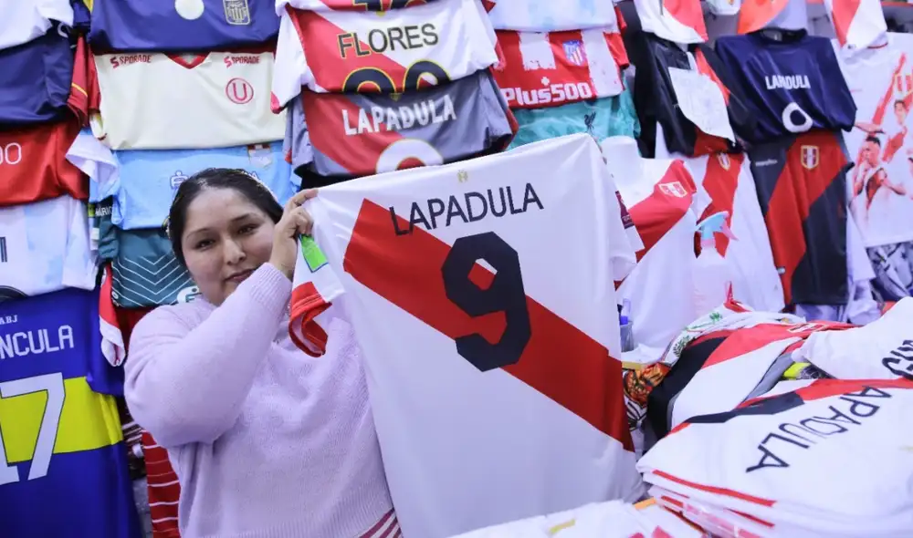 Comerciantes de Gamarra esperan que la posible clasificación al Mundial les permita recuperar 15.000 puestos de trabajo. Foto: Jhon Reyes/La República