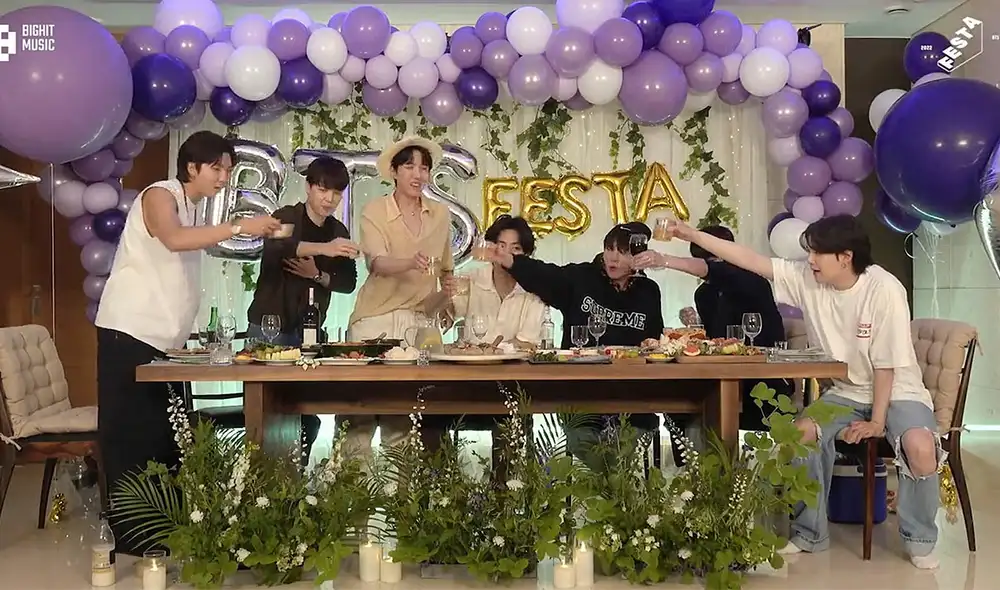 Cena de BTS: los integrantes de Bangtan invitan a ARMY a ver el estreno de este contenido. Foto: BIGHIT Cena de BTS: los integrantes de Bangtan invitan a ARMY a ver el estreno de este contenido. Foto: BIGHIT