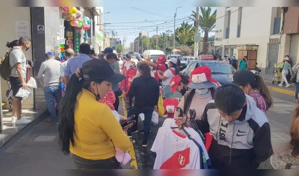 Comerciantes textiles de Arequipa elevan ventas de camisetas. Foto: URPI/Alexis Choque Comerciantes textiles de Arequipa elevan ventas de camisetas. Foto: URPI/Alexis Choque