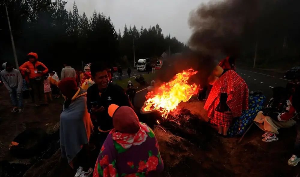 Ecuatorianos cierran la carretera principal de ingreso a Quito en el marco de una jornada nacional de movilización. Foto: EFE Ecuatorianos cierran la carretera principal de ingreso a Quito en el marco de una jornada nacional de movilización. Foto: EFE