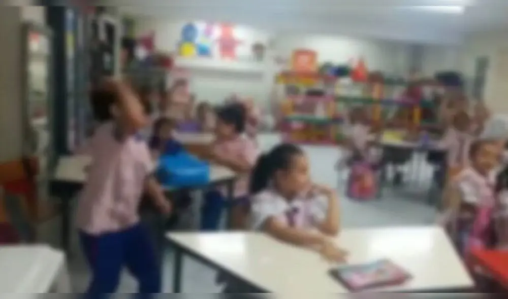 Niños en colegio de Medellín gritando el nombre de Petro. Video: 2020Noticias