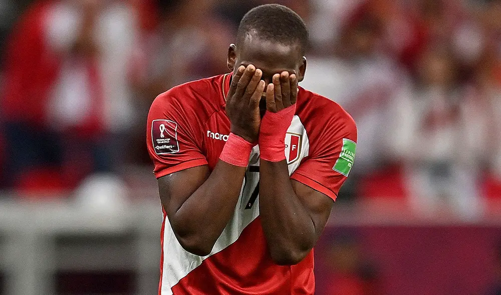 Luis Advíncula falló el tercer penal de la selección peruana contra Australia. Foto: EFE