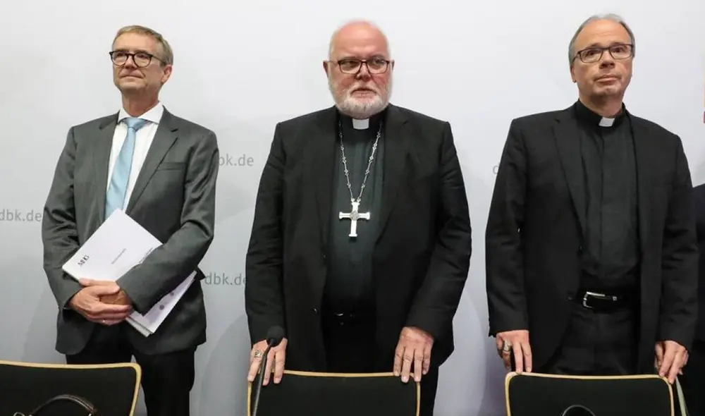 El cardenal Reinhard Marx (centro) y el Obispo Stephan Ackermann (derecha) antes de una conferencia de prensa sobre abuso sexual en la Iglesia católica alemana en 2018. Foto: EFE El cardenal Reinhard Marx (centro) y el Obispo Stephan Ackermann (derecha) antes de una conferencia de prensa sobre abuso sexual en la Iglesia católica alemana en 2018. Foto: EFE