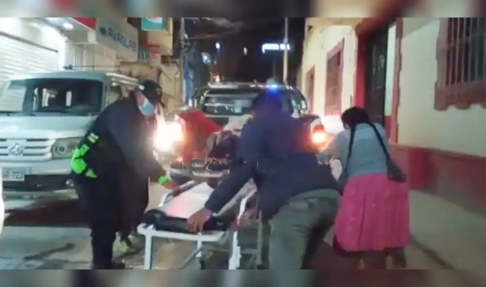 Agentes de la Policía y serenos llegaron hasta el inmueble para auxiliar a heridos. Foto: Decana Juliaca Agentes de la Policía y serenos llegaron hasta el inmueble para auxiliar a heridos. Foto: Decana Juliaca