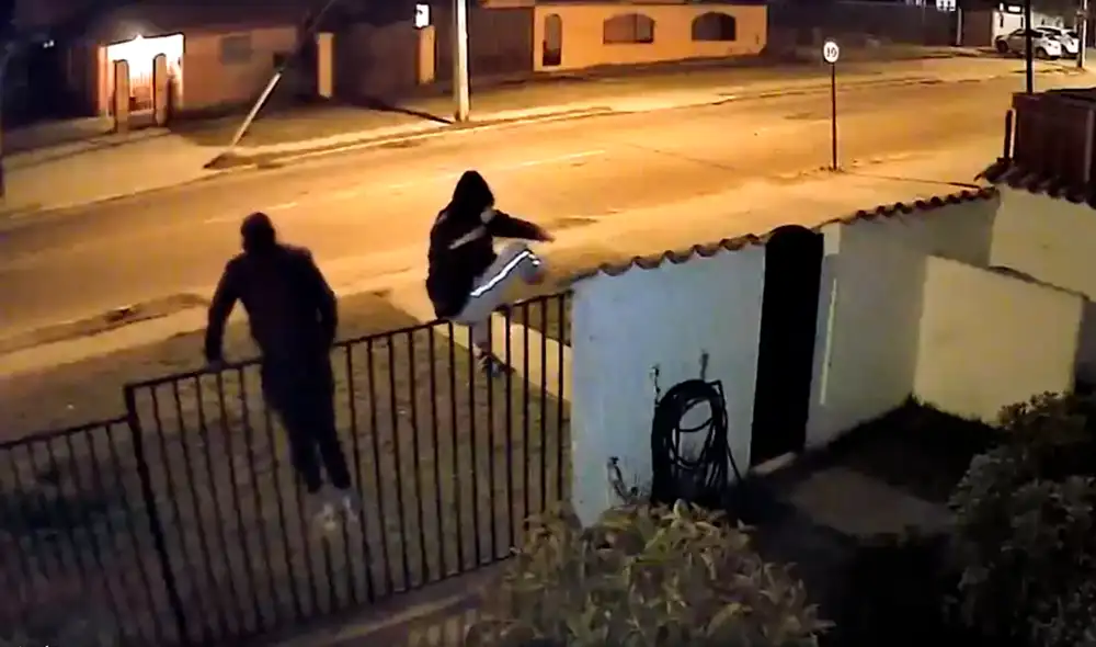 Los dos ladrones saltaron la reja para entrar de manera violenta a la vivienda, con el fin de sustraer objetos de valor. Foto: captura de video / Bío Bío Chile Los dos ladrones saltaron la reja para entrar de manera violenta a la vivienda, con el fin de sustraer objetos de valor. Foto: captura de video / Bío Bío Chile