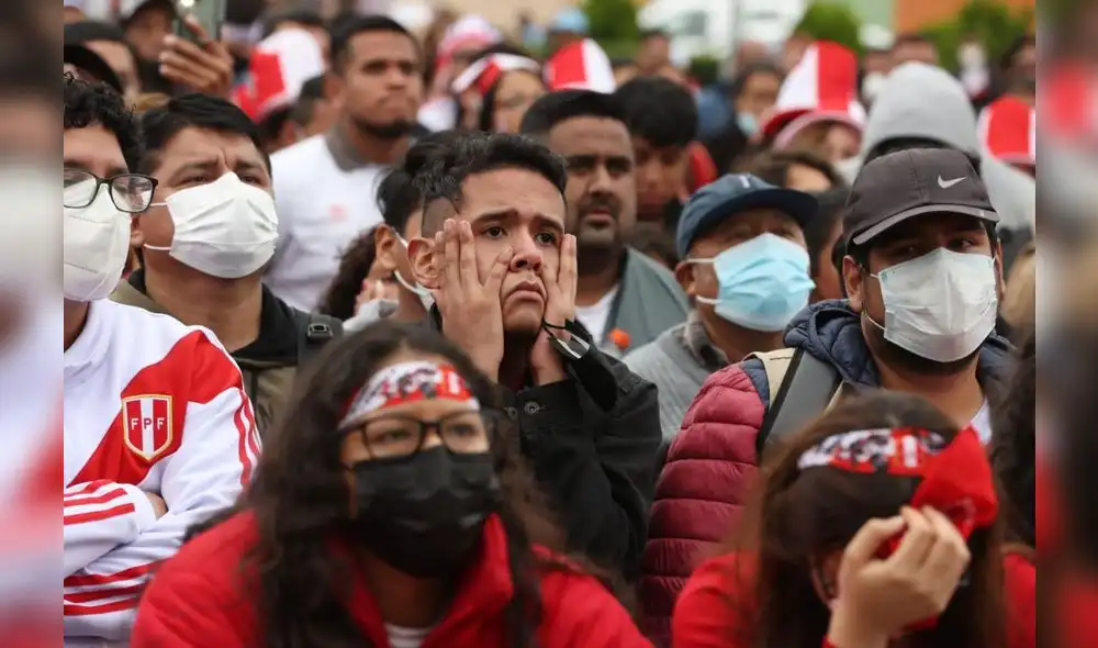 Cientos de hinchas se acercaron a centros comerciales y plazas donde transmitieron el repechaje de Perú. Foto: Andina