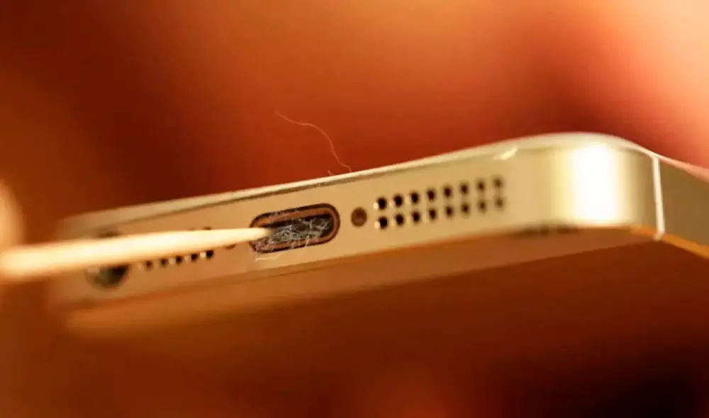 Es recomendable usar un mondadientes o un palito de madera para limpiar el puerto de carga de tu smartphone. Foto: AndroidPhoria Es recomendable usar un mondadientes o un palito de madera para limpiar el puerto de carga de tu smartphone. Foto: AndroidPhoria