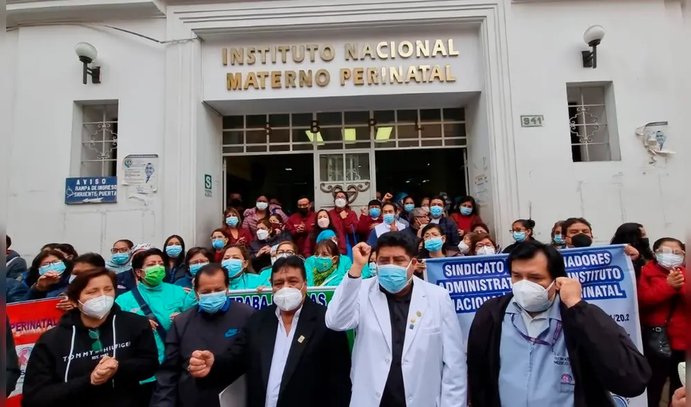 Grupo de trabajadores realizaron un plantón en los exteriores del establecimiento. Foto: URPI-LR