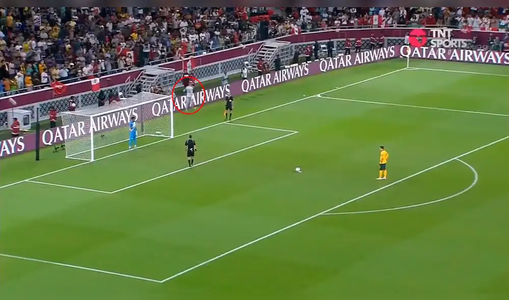 El momento en que Andrew Redymane tira los presuntos apuntes de Pedro Gallese durante la tanda de penales del Perú vs. Australia. Foto: TNT Sports