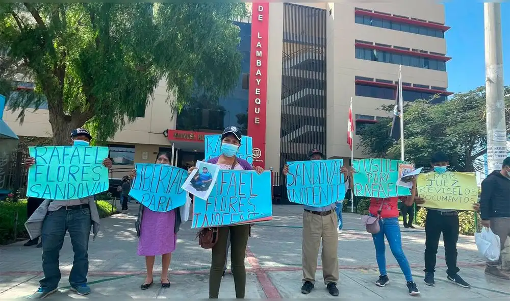 Parientes del agente del orden usaron carteles para protestar en sede judicial de Lambayeque. Foto: Rosa Quincho Parientes del agente del orden usaron carteles para protestar en sede judicial de Lambayeque. Foto: Rosa Quincho