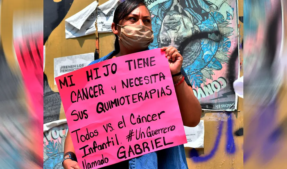 Una madre durante una protesta por la falta de abastecimiento de medicamentos oncológicos, en medio de la escasez de los primeros meses de la pandemia. Foto: EFE Una madre durante una protesta por la falta de abastecimiento de medicamentos oncológicos, en medio de la escasez de los primeros meses de la pandemia. Foto: EFE