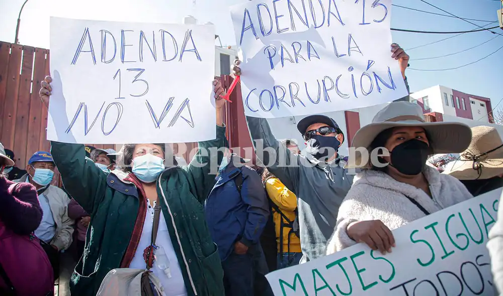 Los opositores protestaron nuevamente este martes en los exteriores del Gobierno Regional de Arequipa. Foto: Rodrigo Talavera/La República Los opositores protestaron nuevamente este martes en los exteriores del Gobierno Regional de Arequipa. Foto: Rodrigo Talavera/La República