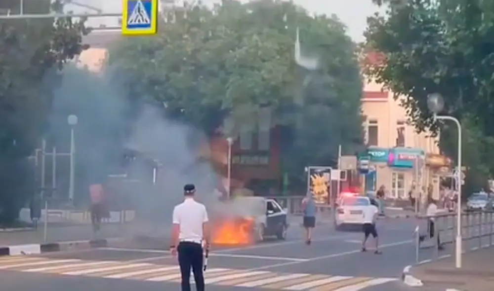 La desesperación del conductor por salvar su vehículo generó que cometiera el error y la válvula se fuera por el aire. Foto: captura de TikTok La desesperación del conductor por salvar su vehículo generó que cometiera el error y la válvula se fuera por el aire. Foto: captura de TikTok