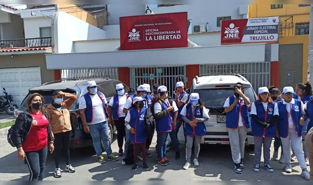Militantes de APP piden ampliación de plazo de inscripción de listas. Foto: Y. Goicochea/La República
