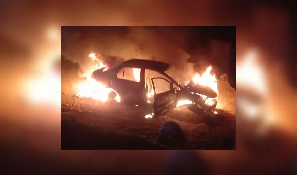 Fuego envolvió el carro rápidamente. Foto: difusión Fuego envolvió el carro rápidamente. Foto: difusión