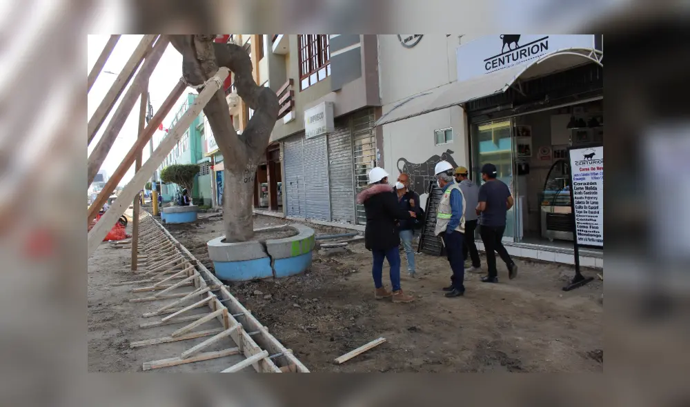 Epsel designó un equipo de técnicos para verificar que en la ejecución de los trabajos no se afecten las tuberías y las conexiones domiciliarias. Foto: Clinton Medina/La República