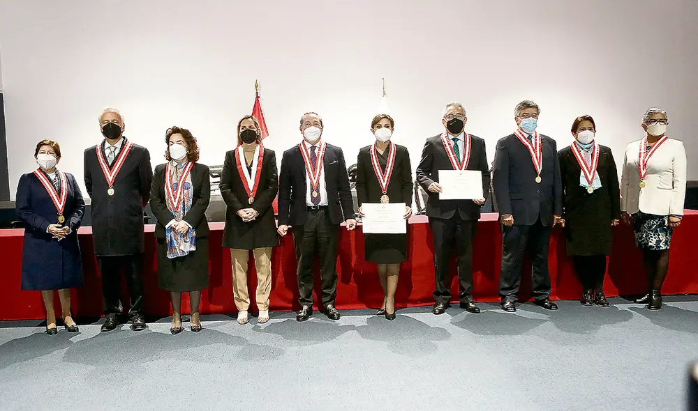 Juramento. Liz Patricia Benavides y Juan Carlos Villena juraron como fiscales supremos titulares. Foto: Marco Cotrina/ La República
