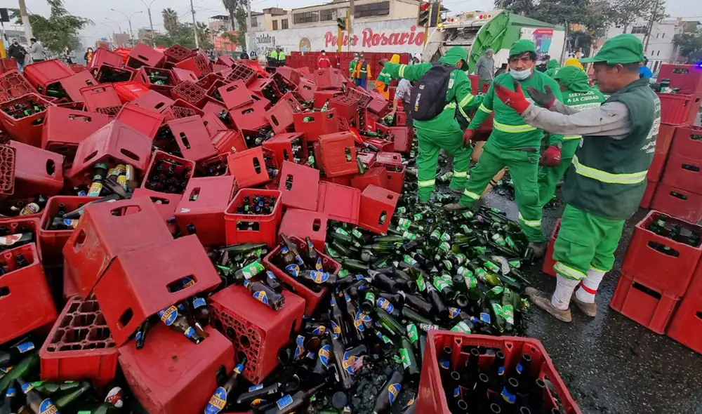 El camión sufrió un ladeo que causó que parte de su mercancía caiga a la pista. Foto: Gianella Aguirre / URPI-LR
