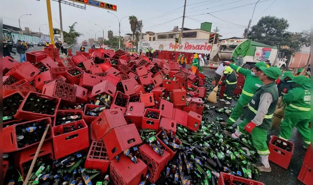 En horas de la madrugada, un camión que transportaba cajas de cervezas, se despistó dejando caer alrededor de 9.000 botellas.Foto: Gianella Aguirre / URPI-LR En horas de la madrugada, un camión que transportaba cajas de cervezas, se despistó dejando caer alrededor de 9.000 botellas.Foto: Gianella Aguirre / URPI-LR