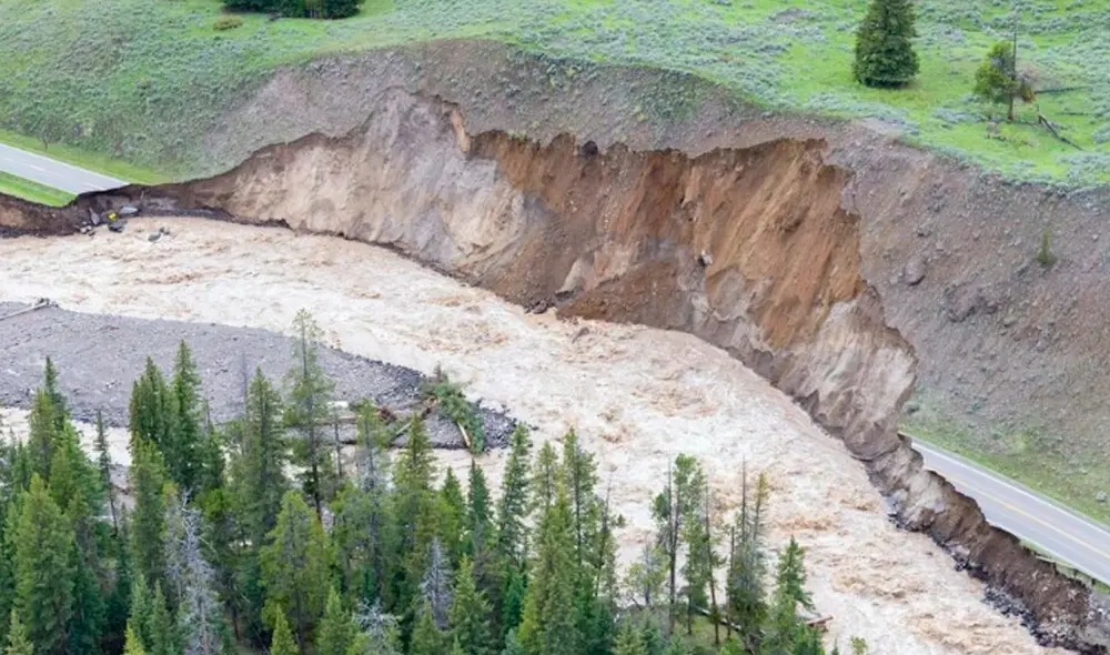 Las inundaciones en el parque y en las zonas aledañas han destruido caminos y puentes, haciendo difícil la evacuación de los habitantes. Foto: AFP