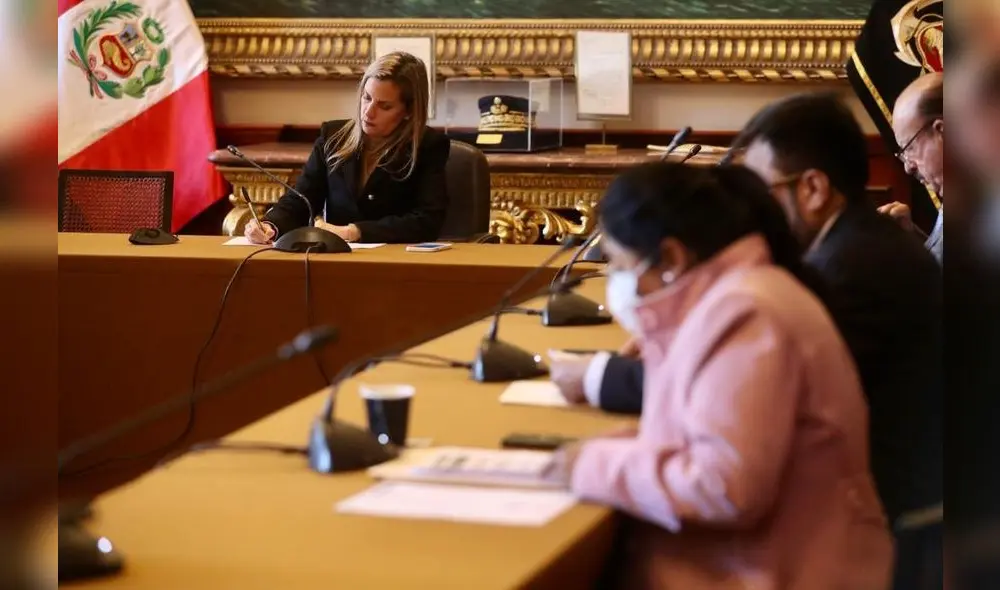 La primera comisión fue presidida por María del Carmen Alva y desactivada tras la medida cautelar a favor del Sindicato de la Defensoría. Foto: Congreso