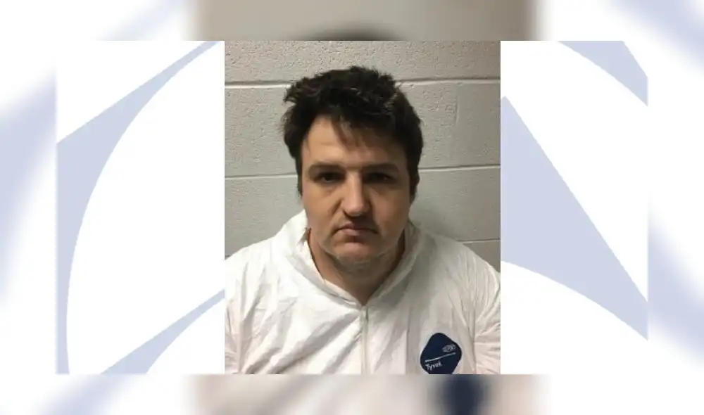 El sujeto intentó huir, pero la policía lo atrapó en una carretera. Foto: Departamento de policía de Round Lake Beach. El sujeto intentó huir, pero la policía lo atrapó en una carretera. Foto: Departamento de policía de Round Lake Beach.