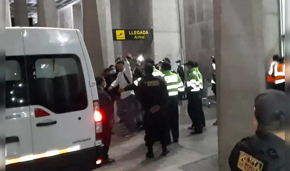 El delantero llegó al promediar las 6.00 pm al aeropuerto Alejandro Velasco Astete. Foto: Luis Álvarez/La República