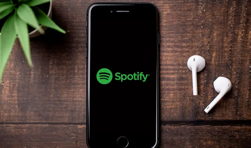 Spotify también podría implementar las voces artificiales en sus audiolibros. Foto: Xataka