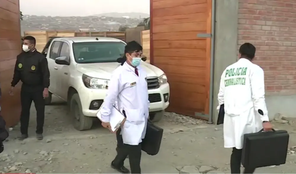 Peritos de criminalística se acercaron al lugar del crimen para recopilar las pruebas que permitan dar con los asesinos de la empresaria. Foto: captura América TV