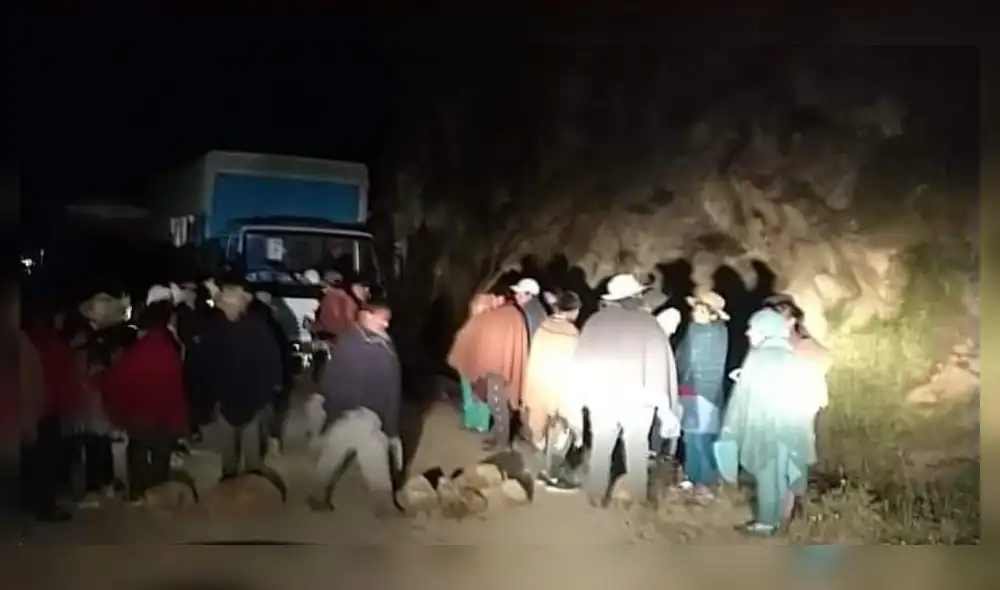 Pobladores llegaron al lugar de los hechos y avisaron a la Policía. Foto: Karín Zelada Pobladores llegaron al lugar de los hechos y avisaron a la Policía. Foto: Karín Zelada